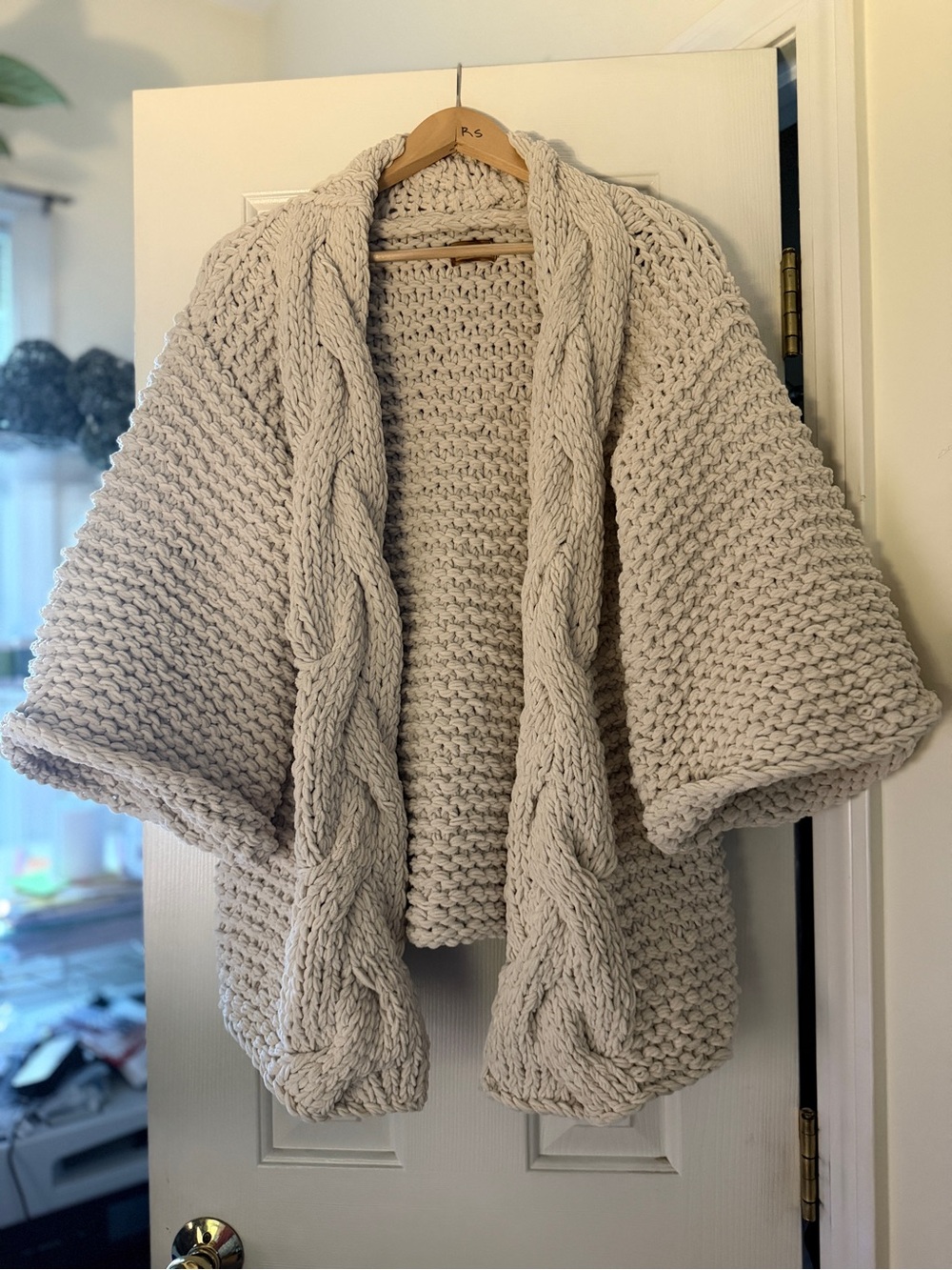 POL Chunky Cable-Trim Open Shrug in Cream. Sz M